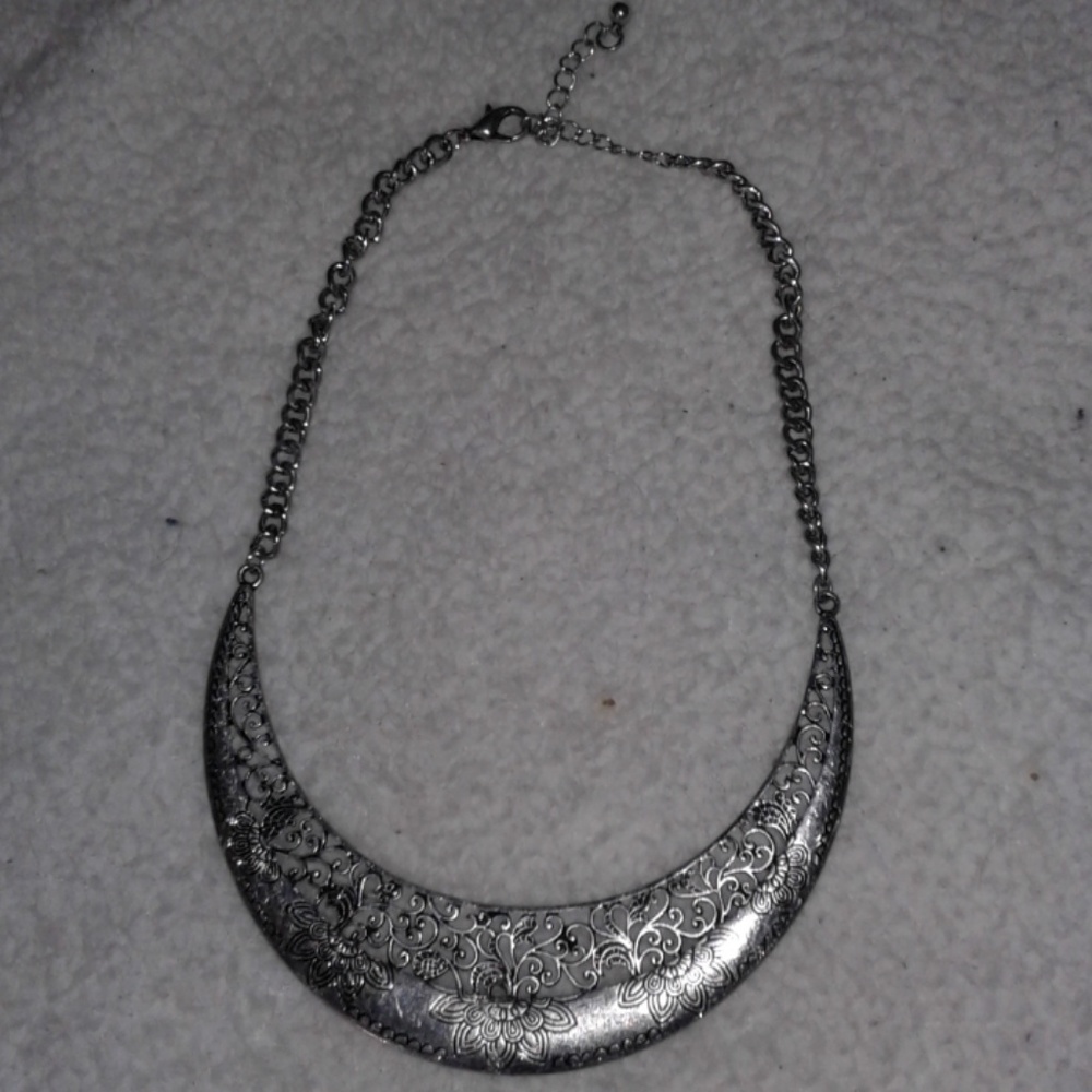 Silver collar necklace
